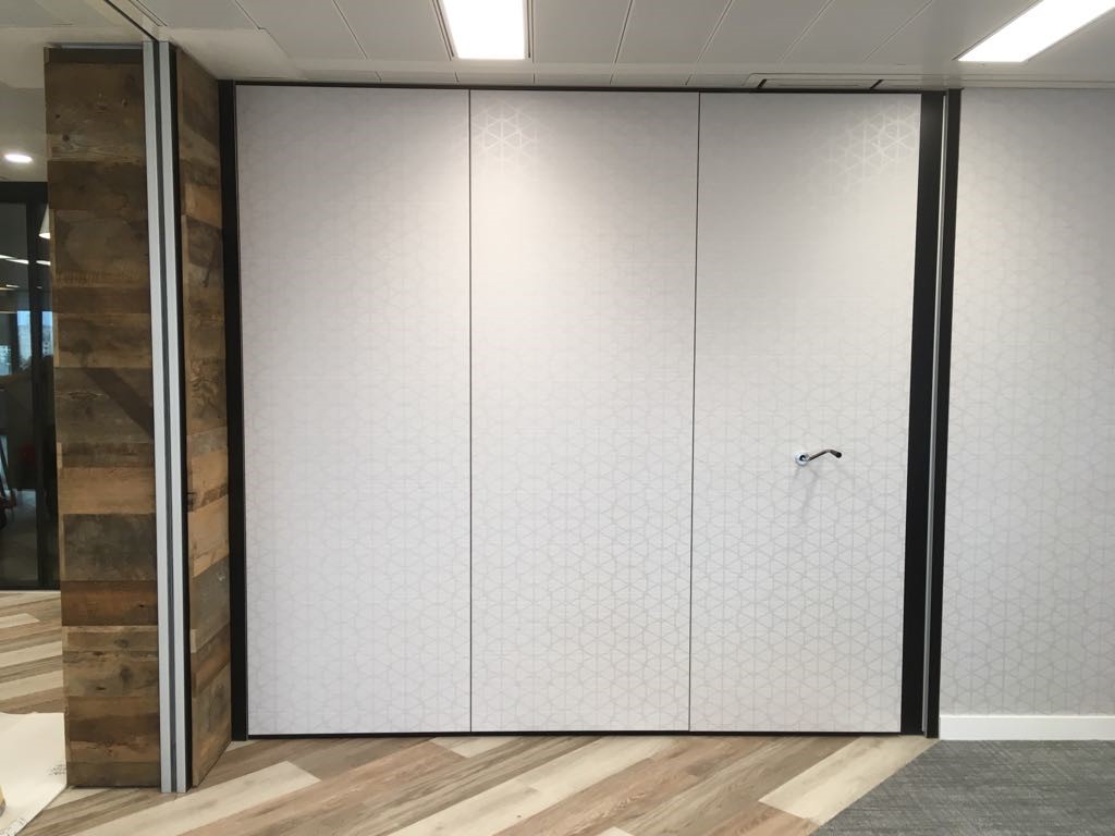 Movable walls for a flexible meeting room